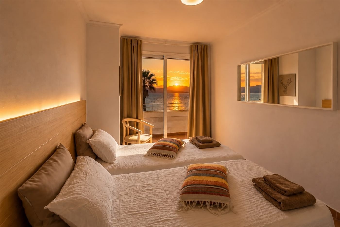 Dormitorio de Spectacular Views in Las Canteras al atardecer, con vistas al mar, gestionado por Canarias Prime Homes