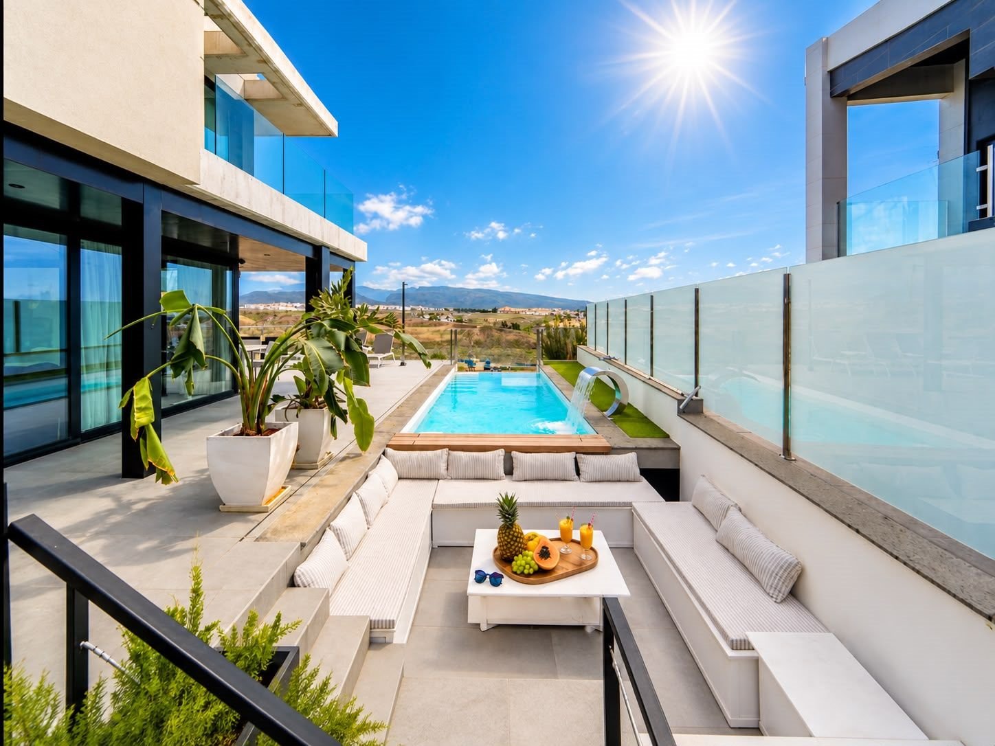 Terraza con piscina y zona de descanso al sol en Canarias