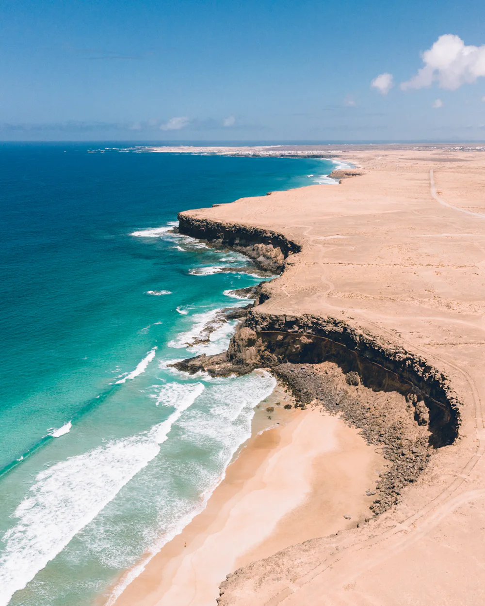 Playa de arena dorada y aguas turquesas en la costa de Fuerteventura