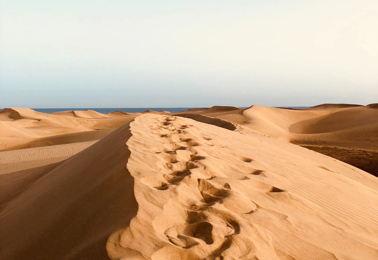 Dunas de arena bajo el cielo azul en el sur de Gran Canaria