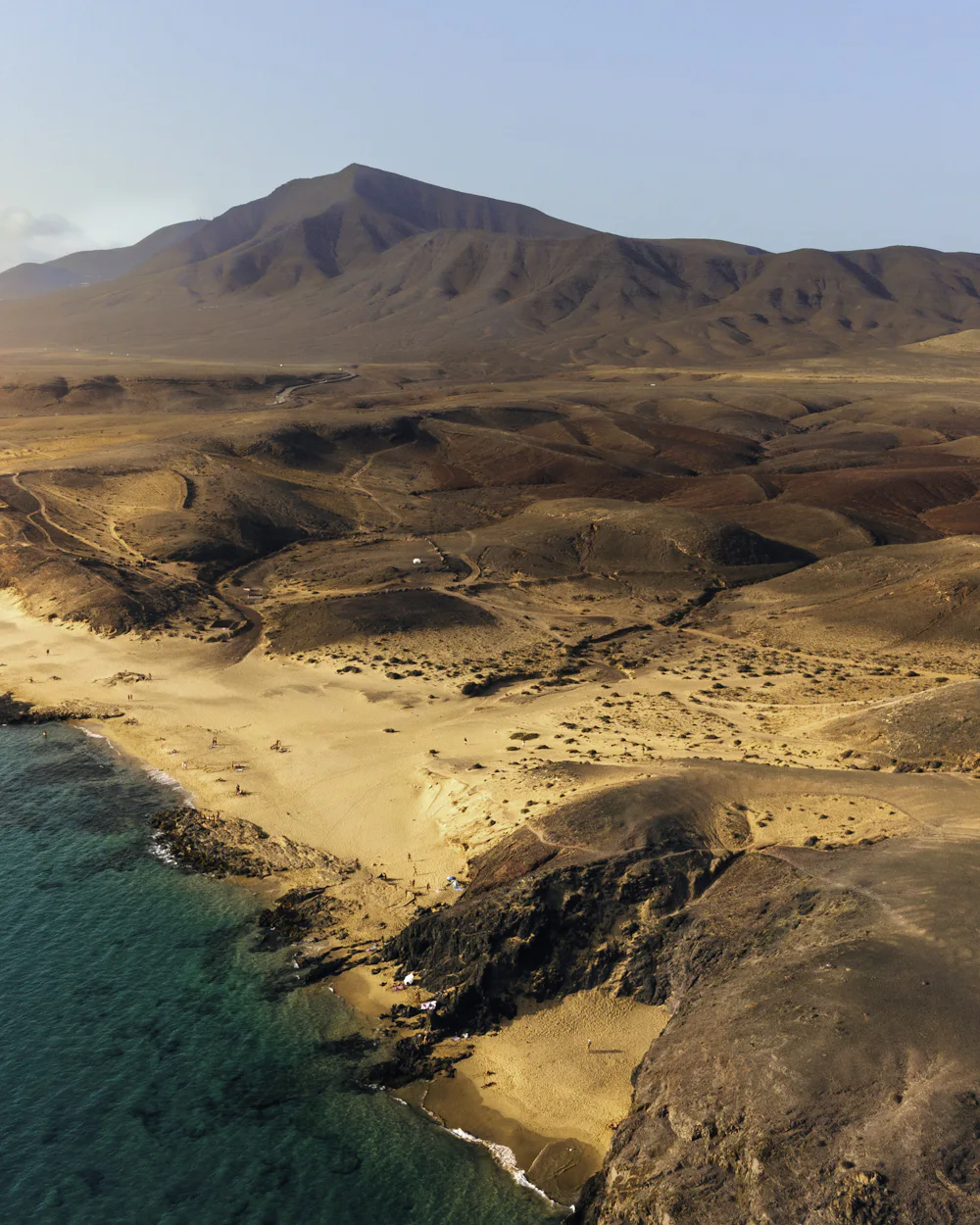 Vista aérea de una playa y montañas volcánicas en Lanzarote