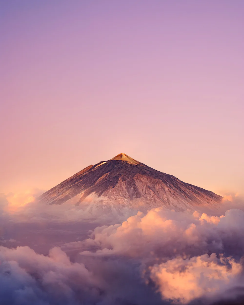 El Teide sobre un mar de nubes en Tenerife